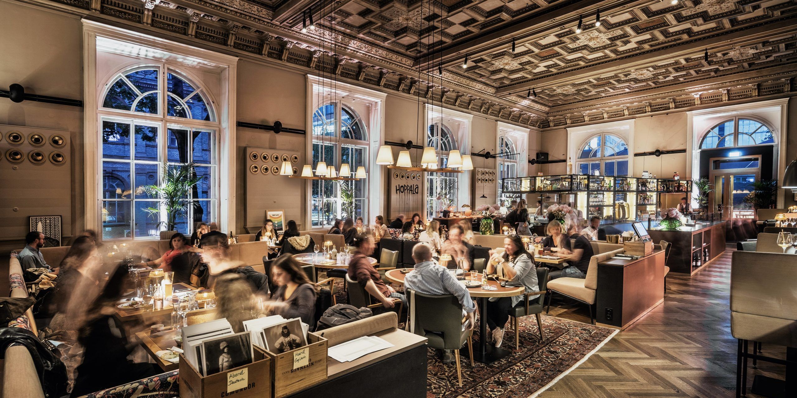 Lively Salonplafond restaurant and bar in Vienna