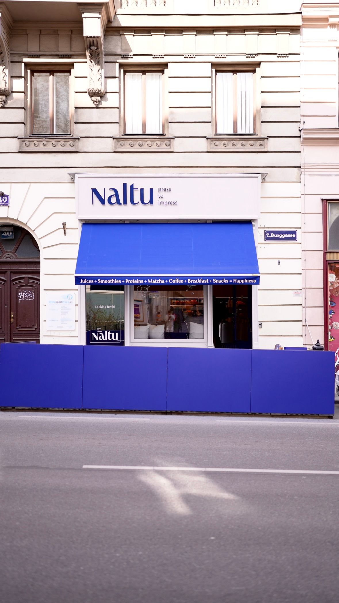 NALTU juicery and coffee spot in Vienna, blue outside terrace