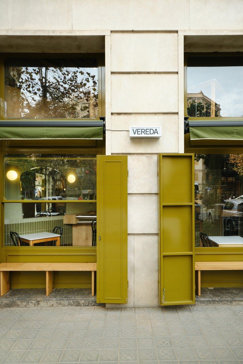Exterior of Vereda bar in Barcelona featuring a distinctive green storefront and large street-facing windows.